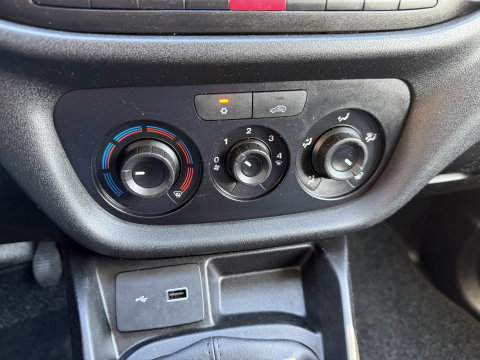 Fiat Doblò Cargo 1.3 MJ L1H1 Actual / vaste prijs rijklaar € 6950 ex btw / lease vanaf € 117 / euro 6 / bpm vrij / airco / trekhaak / schuifdeur / zilver metallic !