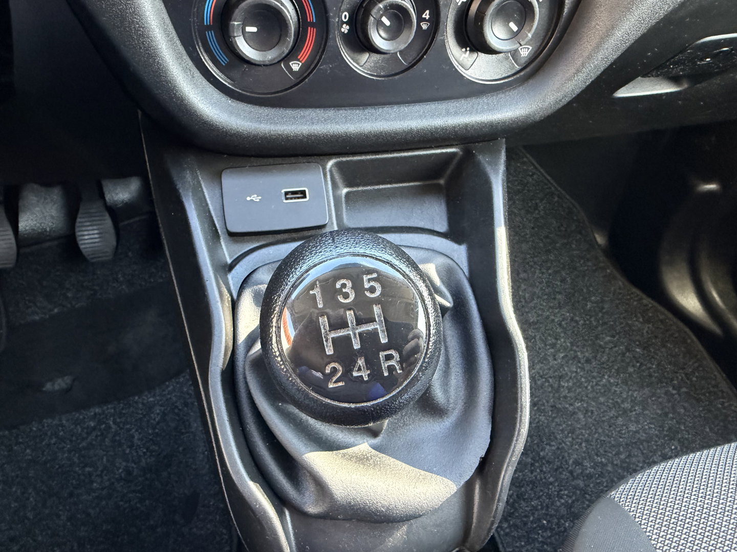 Fiat Doblò Cargo 1.3 MJ L1H1 Actual / vaste prijs rijklaar € 6950 ex btw / lease vanaf € 117 / euro 6 / bpm vrij / airco / trekhaak / schuifdeur / zilver metallic !