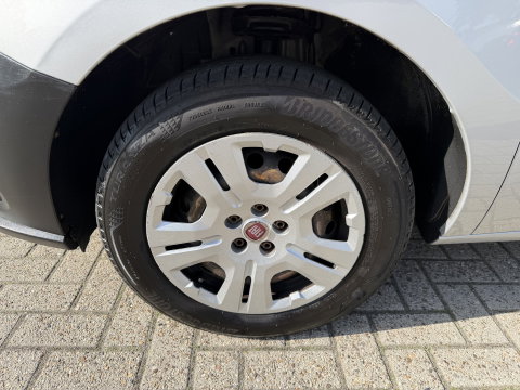 Fiat Doblò Cargo 1.3 MJ L1H1 Actual / vaste prijs rijklaar € 6950 ex btw / lease vanaf € 117 / euro 6 / bpm vrij / airco / trekhaak / schuifdeur / zilver metallic !