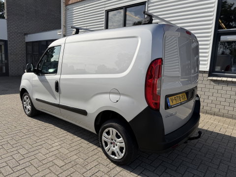 Fiat Doblò Cargo 1.3 MJ L1H1 Actual / vaste prijs rijklaar € 6950 ex btw / lease vanaf € 117 / euro 6 / bpm vrij / airco / trekhaak / schuifdeur / zilver metallic !