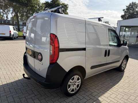 Fiat Doblò Cargo 1.3 MJ L1H1 Actual / vaste prijs rijklaar € 6950 ex btw / lease vanaf € 117 / euro 6 / bpm vrij / airco / trekhaak / schuifdeur / zilver metallic !