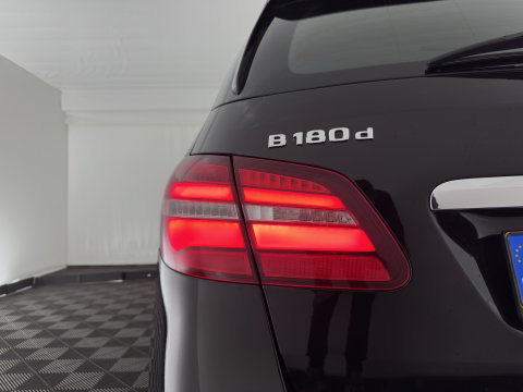 Mercedes-Benz B-Klasse 180 d Lease Edition Plus (INCL-BTW) *FULL-LED | SPORTSEATS | NAVI-FULLMAP | ECC | PDC | CRUISE | KEYLESS | 16''ALU*