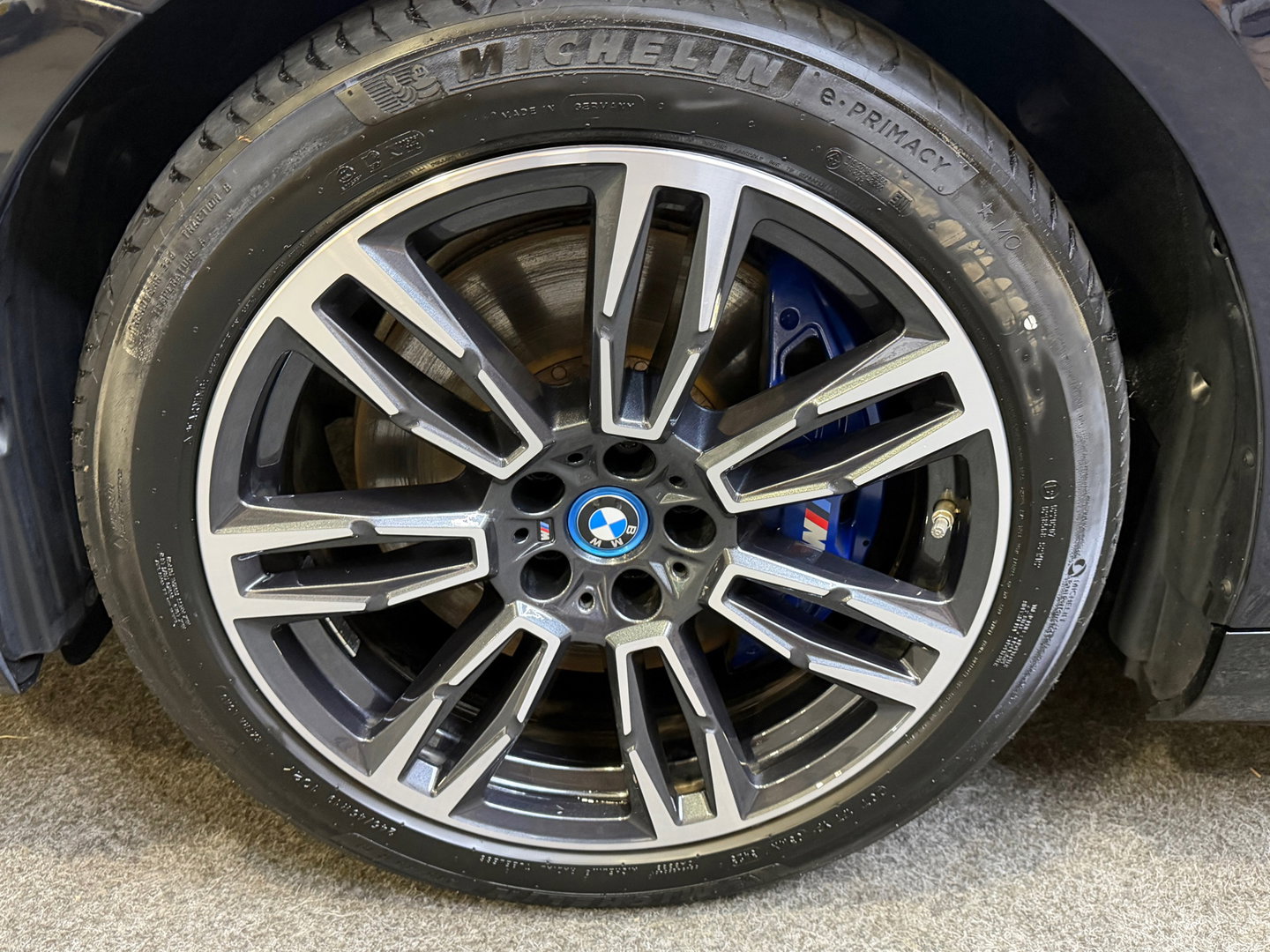 BMW i5 EDrive40 84 kWh Pro B&W M-Sport Pano iconic grill LED Navi Memory 19"LM