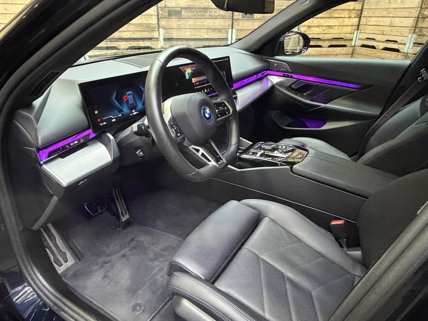 BMW i5 EDrive40 84 kWh Pro B&W M-Sport Pano iconic grill LED Navi Memory 19"LM