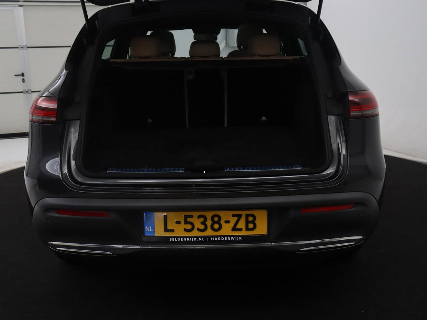 Mercedes-Benz EQC 400 4MATIC Business Solution Luxury 80 kWh | SOH 96.9% | Panoramdak | Leder | Adaptive cruise | Carplay | Sfeerverlichting | Burnmester Surround | Full LED | Stoelverwarming | Camera | Park assist |
