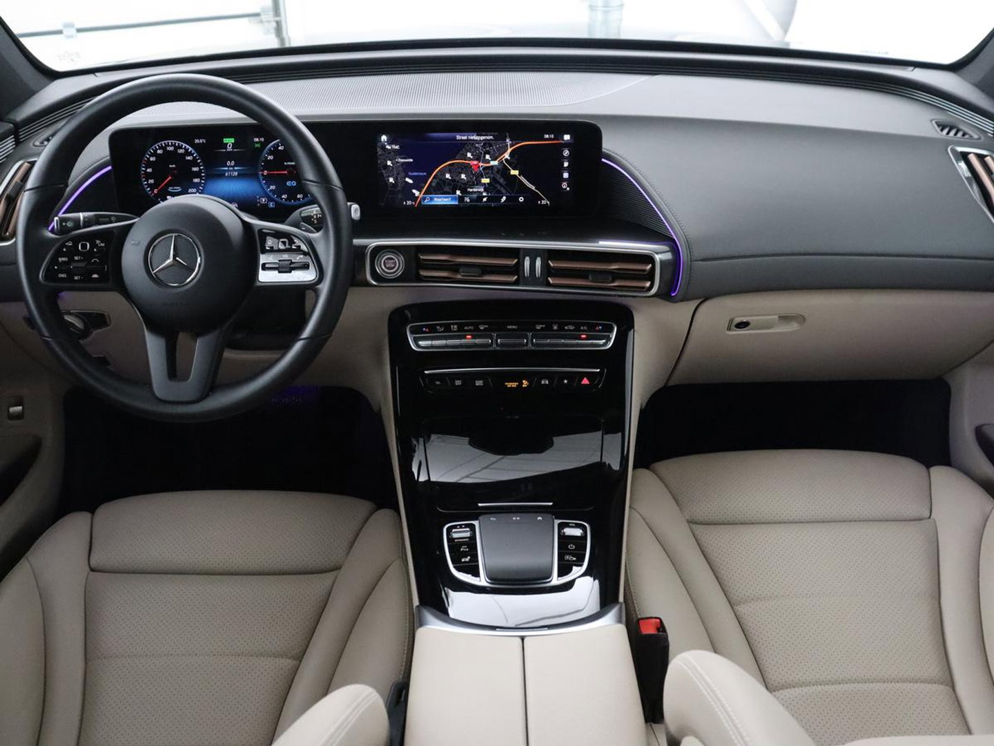 Mercedes-Benz EQC 400 4MATIC Business Solution Luxury 80 kWh | SOH 96.9% | Panoramdak | Leder | Adaptive cruise | Carplay | Sfeerverlichting | Burnmester Surround | Full LED | Stoelverwarming | Camera | Park assist |