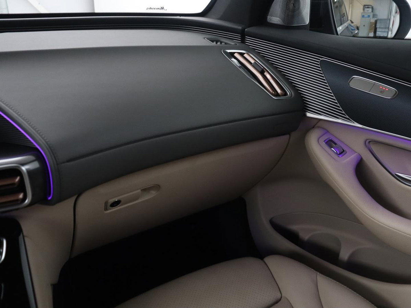 Mercedes-Benz EQC 400 4MATIC Business Solution Luxury 80 kWh | SOH 96.9% | Panoramdak | Leder | Adaptive cruise | Carplay | Sfeerverlichting | Burnmester Surround | Full LED | Stoelverwarming | Camera | Park assist |