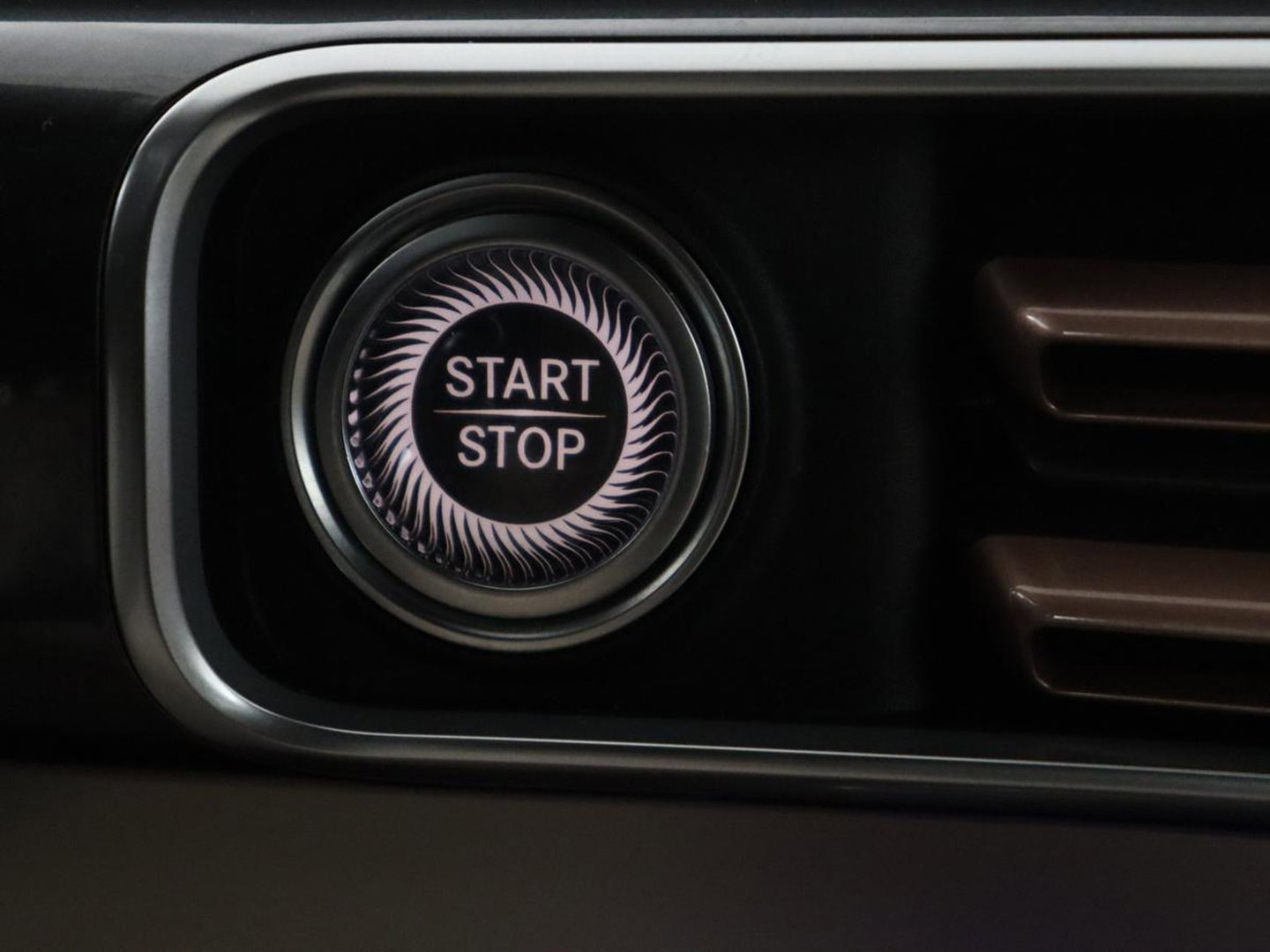 Mercedes-Benz EQC 400 4MATIC Business Solution Luxury 80 kWh | SOH 96.9% | Panoramdak | Leder | Adaptive cruise | Carplay | Sfeerverlichting | Burnmester Surround | Full LED | Stoelverwarming | Camera | Park assist |