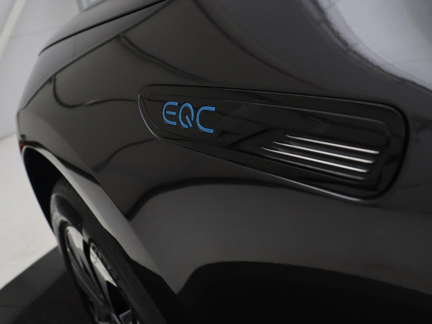 Mercedes-Benz EQC 400 4MATIC Business Solution Luxury 80 kWh | SOH 96.9% | Panoramdak | Leder | Adaptive cruise | Carplay | Sfeerverlichting | Burnmester Surround | Full LED | Stoelverwarming | Camera | Park assist |