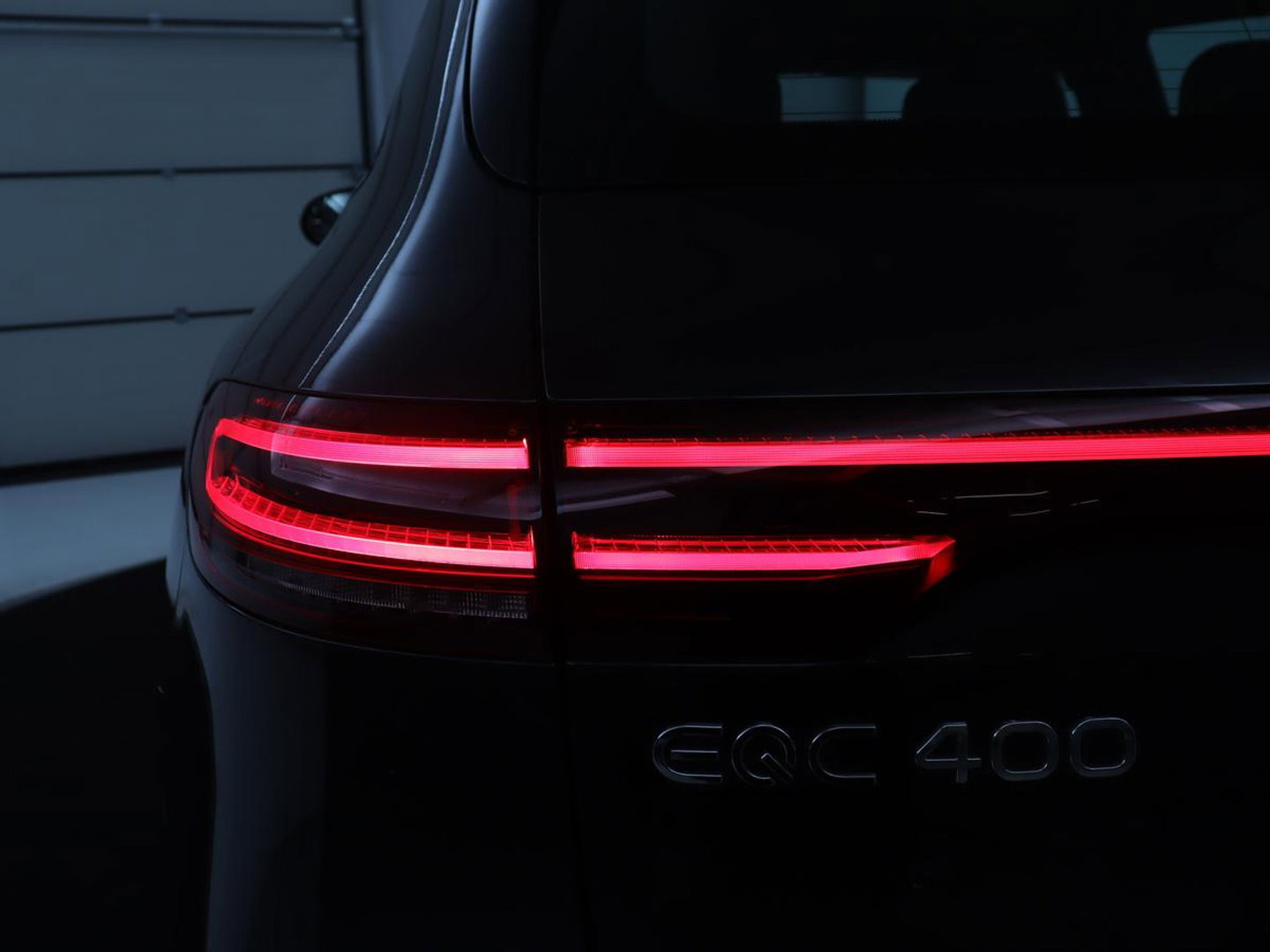 Mercedes-Benz EQC 400 4MATIC Business Solution Luxury 80 kWh | SOH 96.9% | Panoramdak | Leder | Adaptive cruise | Carplay | Sfeerverlichting | Burnmester Surround | Full LED | Stoelverwarming | Camera | Park assist |