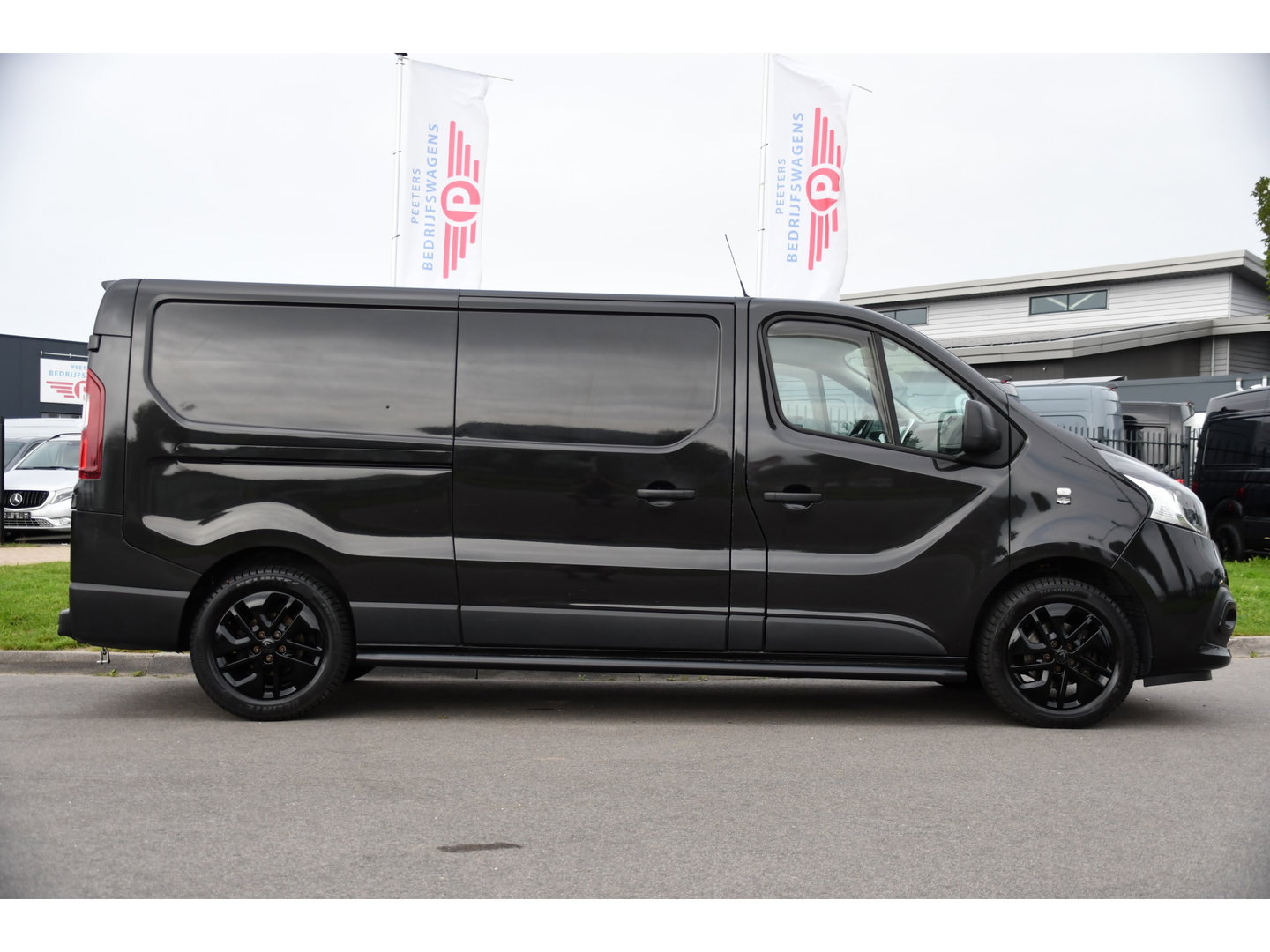 Renault Trafic 1.6 dCi T29 L2H1 Luxe Black Edition Camera, Cruise, Multimedia, 125pk, Trekhaak, Airco, Uniek!