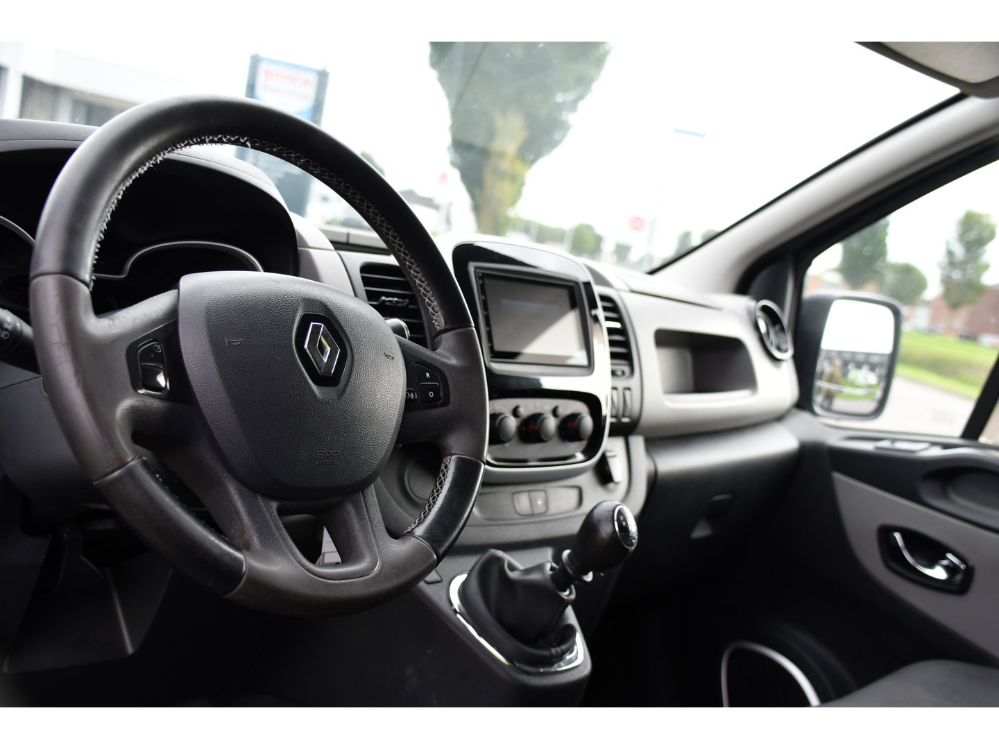 Renault Trafic 1.6 dCi T29 L2H1 Luxe Black Edition Camera, Cruise, Multimedia, 125pk, Trekhaak, Airco, Uniek!