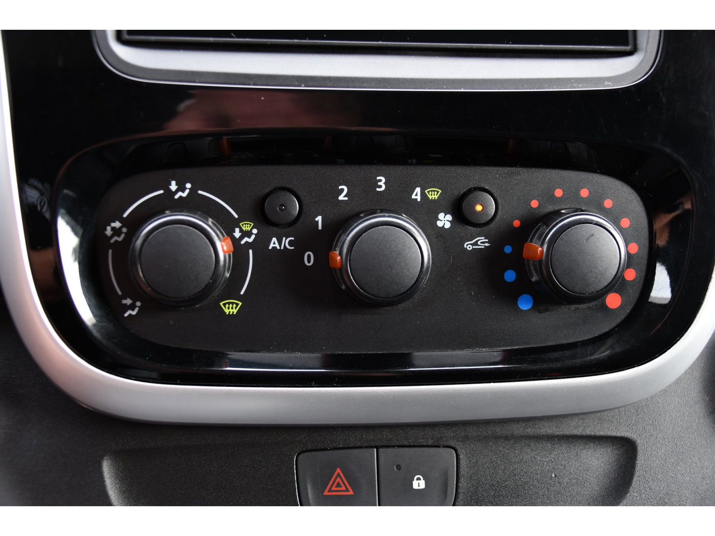 Renault Trafic 1.6 dCi T29 L2H1 Luxe Black Edition Camera, Cruise, Multimedia, 125pk, Trekhaak, Airco, Uniek!