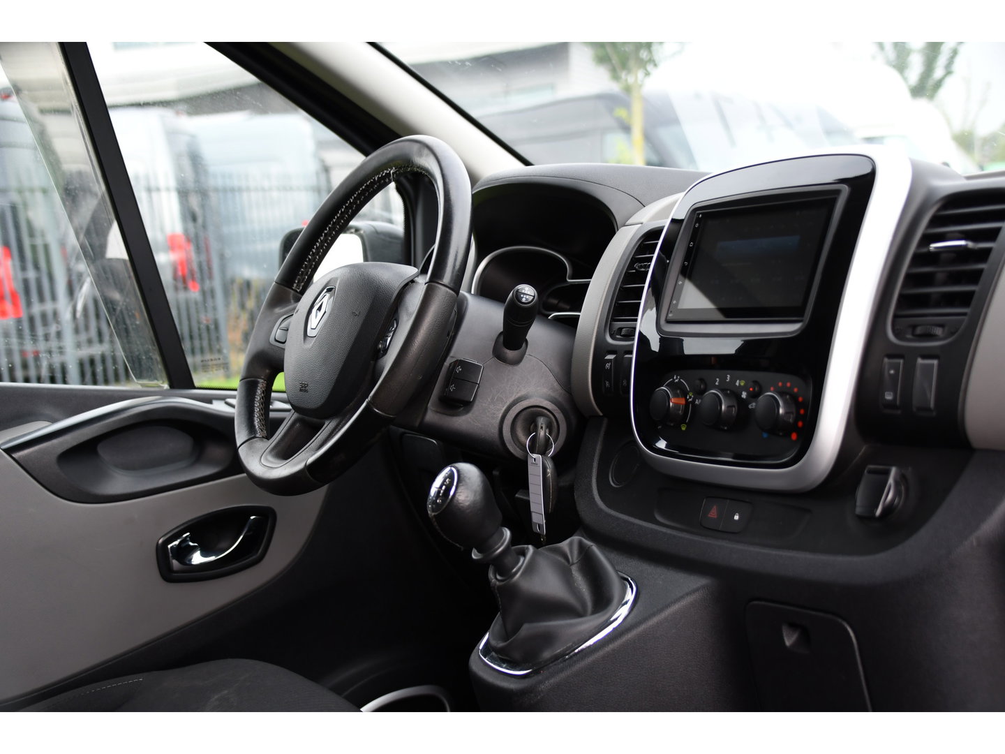 Renault Trafic 1.6 dCi T29 L2H1 Luxe Black Edition Camera, Cruise, Multimedia, 125pk, Trekhaak, Airco, Uniek!