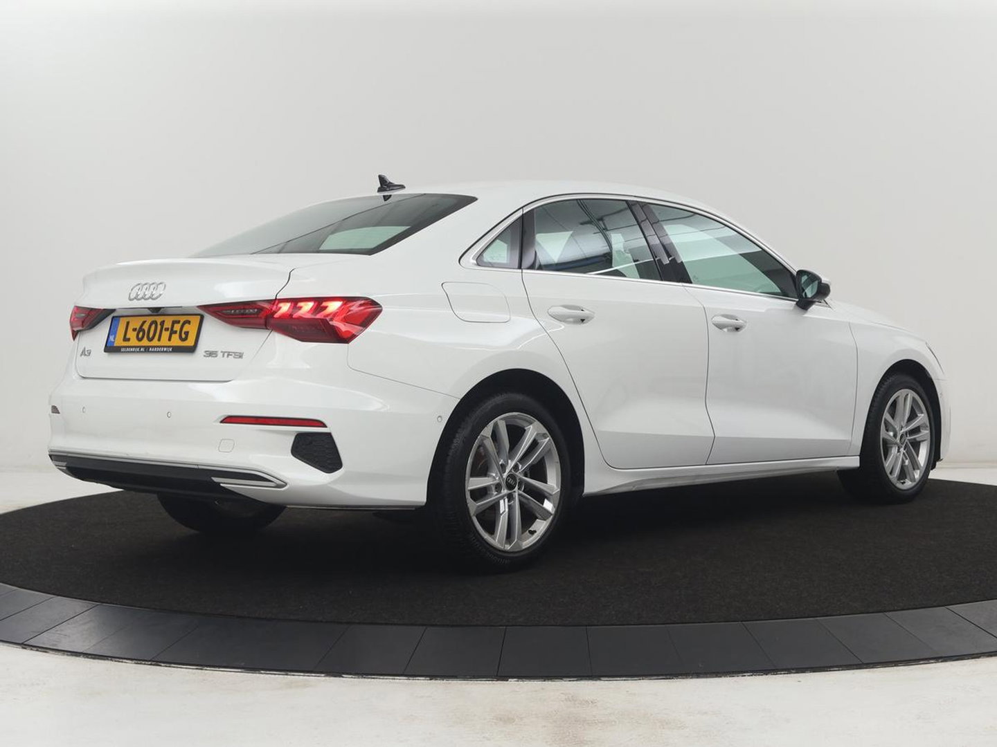 Audi A3 Limousine 35 TFSI S edition | Camera | Park assist | Carplay | Virtual Dashboard | Climate control | Full LED | Cruise control |