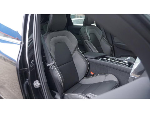 Volvo XC60 2.0 T6 350pk Plus Black Edition Panoramadak Luchtvering *BTW* NIEUW!! 21" LMV BOMVOL!!