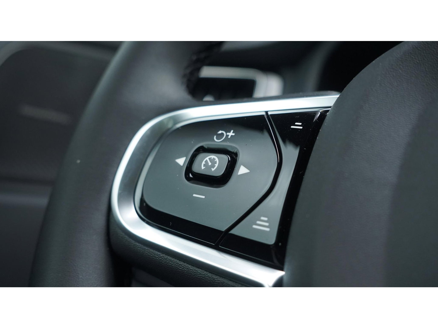 Volvo XC60 2.0 T6 350pk Plus Black Edition Panoramadak Luchtvering *BTW* NIEUW!! 21" LMV BOMVOL!!