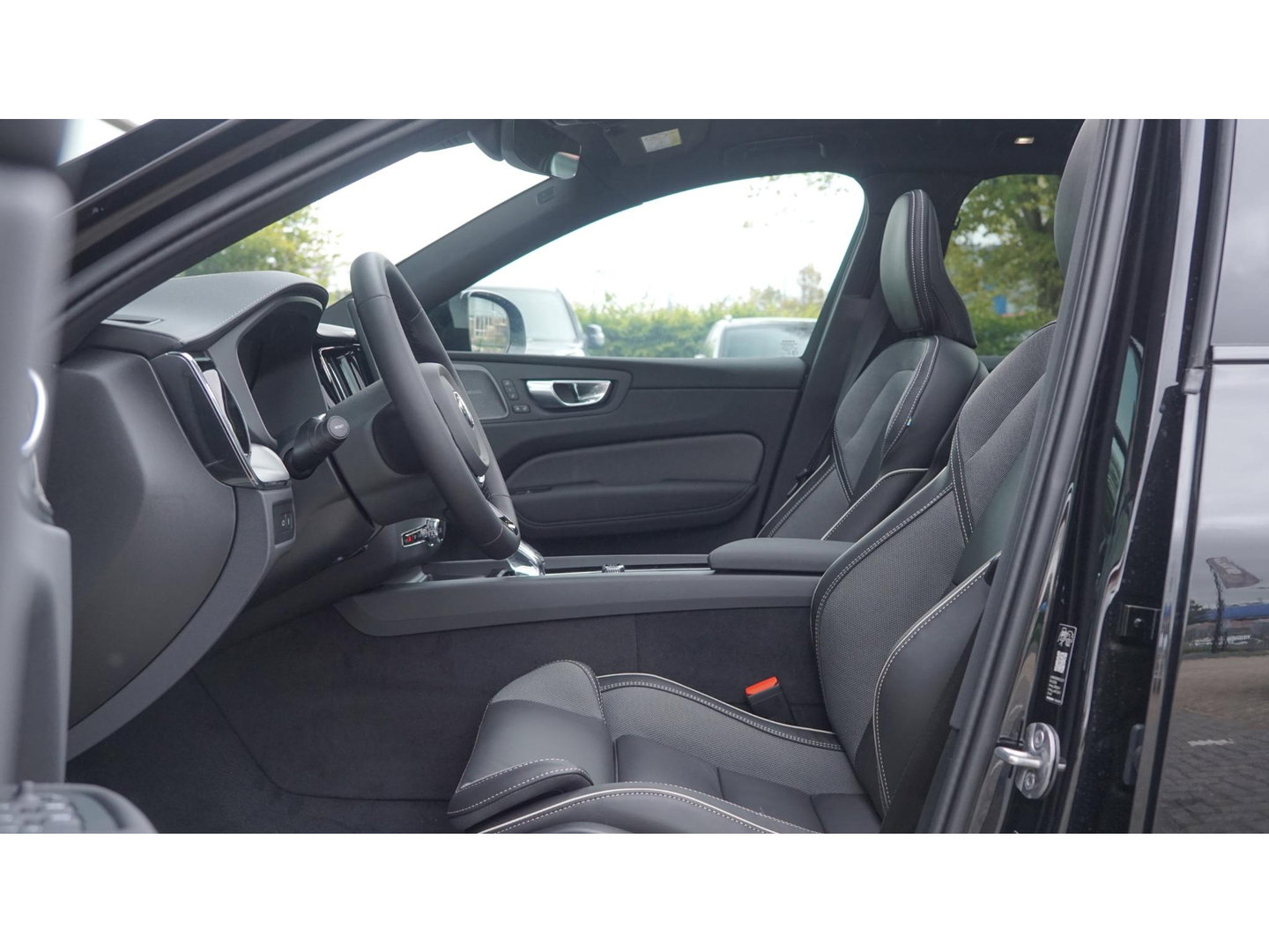 Volvo XC60 2.0 T6 350pk Plus Black Edition Panoramadak Luchtvering *BTW* NIEUW!! 21" LMV BOMVOL!!