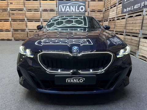 BMW i5 EDrive40 84 kWh Pro B&W M-Sport Pano iconic grill LED Navi Memory 19"LM