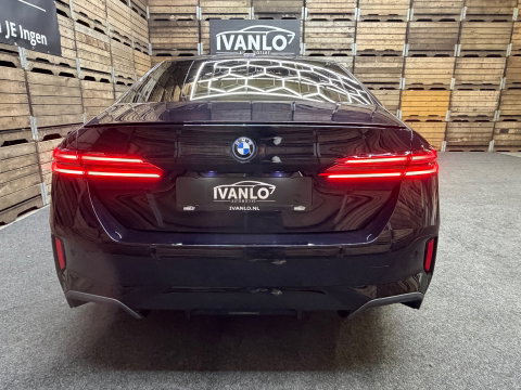 BMW i5 EDrive40 84 kWh Pro B&W M-Sport Pano iconic grill LED Navi Memory 19"LM