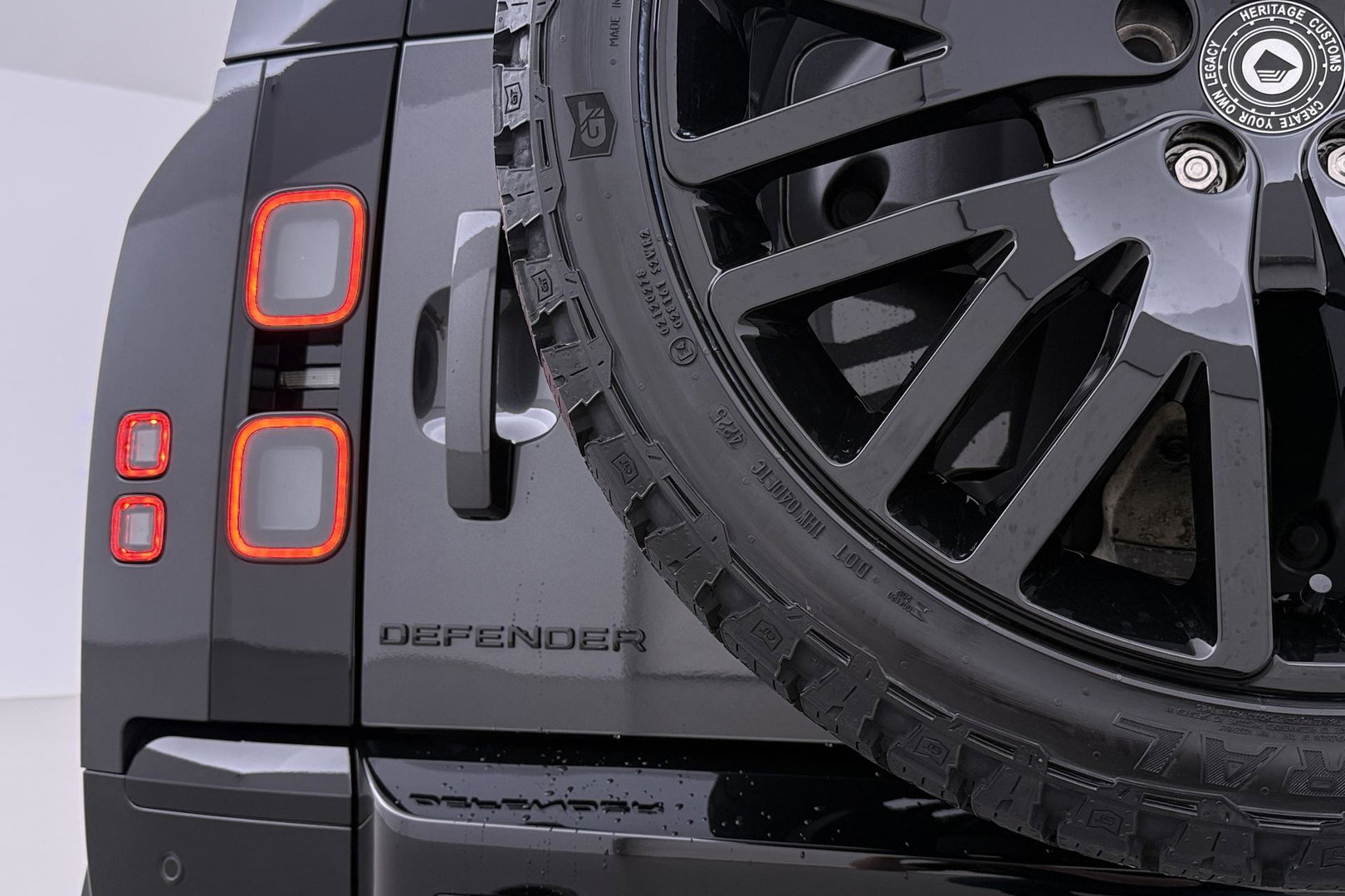 Land Rover Defender 110 P300e X-Dynamic HSE | HERITAGE 22 Inch | Explorer Pack | ClearSight | Meridian Surround | Head-Up | ACC | Panoramadak | Trekhaak