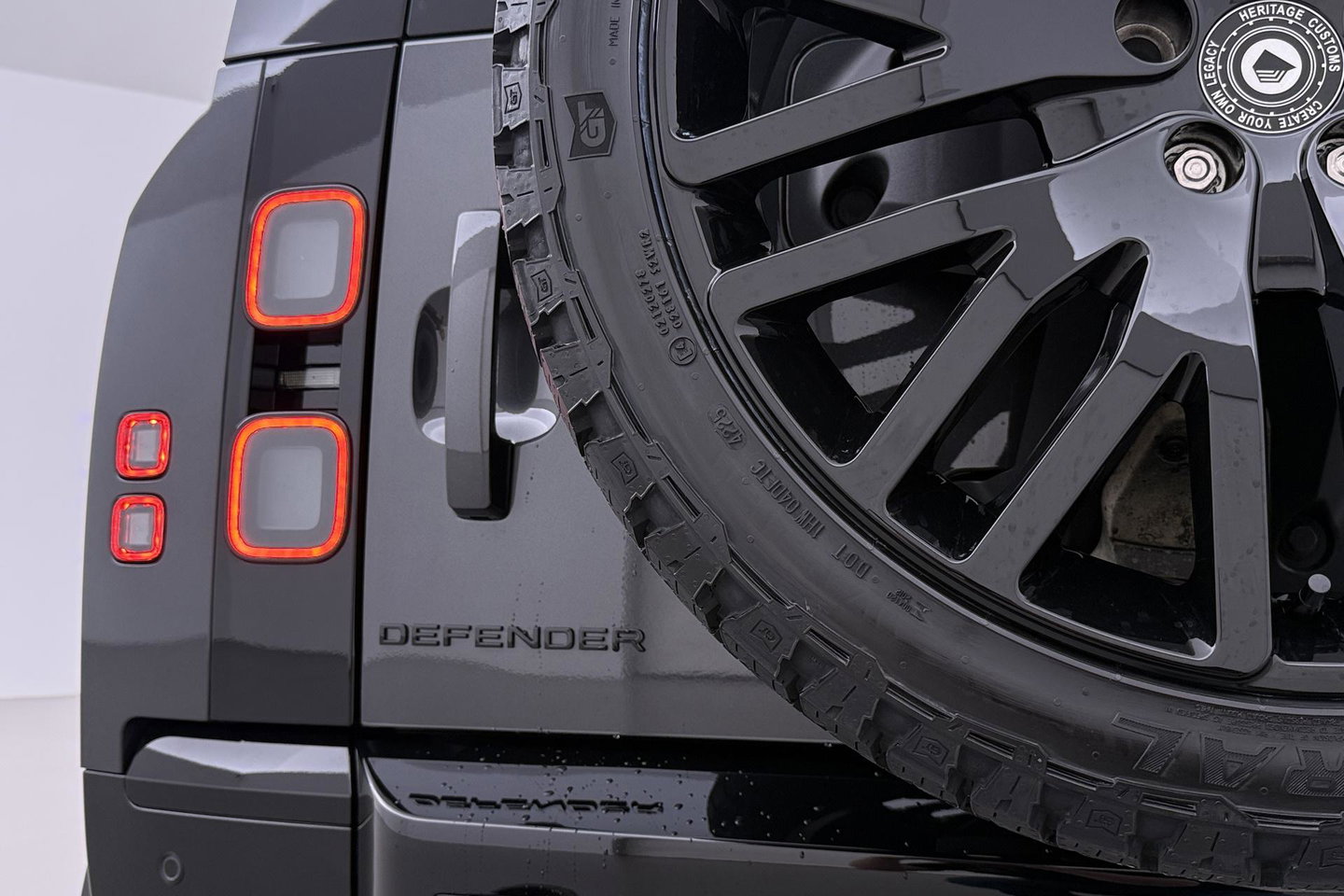 Land Rover Defender 110 P300e X-Dynamic HSE | HERITAGE 22 Inch | Explorer Pack | ClearSight | Meridian Surround | Head-Up | ACC | Panoramadak | Trekhaak