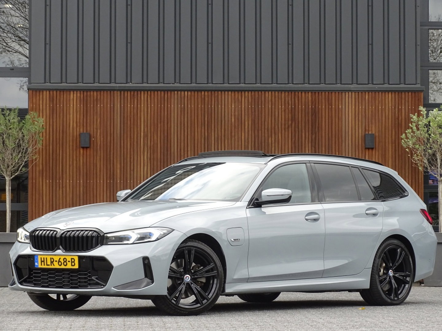 BMW 3 Serie Touring 330e 292PK X-Drive M-Sport / Brooklyn / 2022 / pano / LED