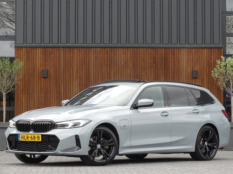 BMW 3 Serie Touring 330e 292PK X-Drive M-Sport / Brooklyn / 2022 / pano / LED