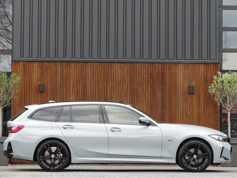 BMW 3 Serie Touring 330e 292PK X-Drive M-Sport / Brooklyn / 2022 / pano / LED