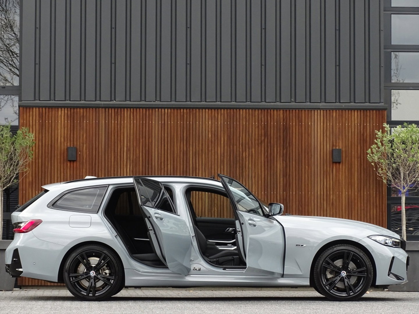 BMW 3 Serie Touring 330e 292PK X-Drive M-Sport / Brooklyn / 2022 / pano / LED