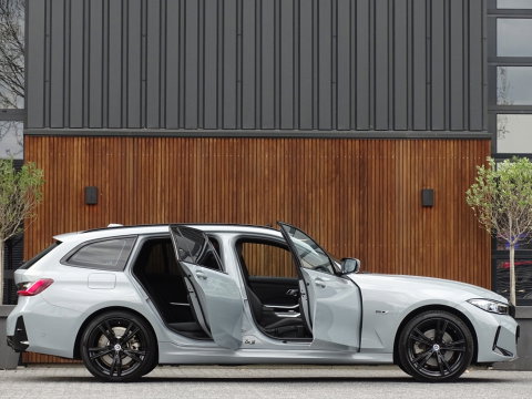 BMW 3 Serie Touring 330e 292PK X-Drive M-Sport / Brooklyn / 2022 / pano / LED