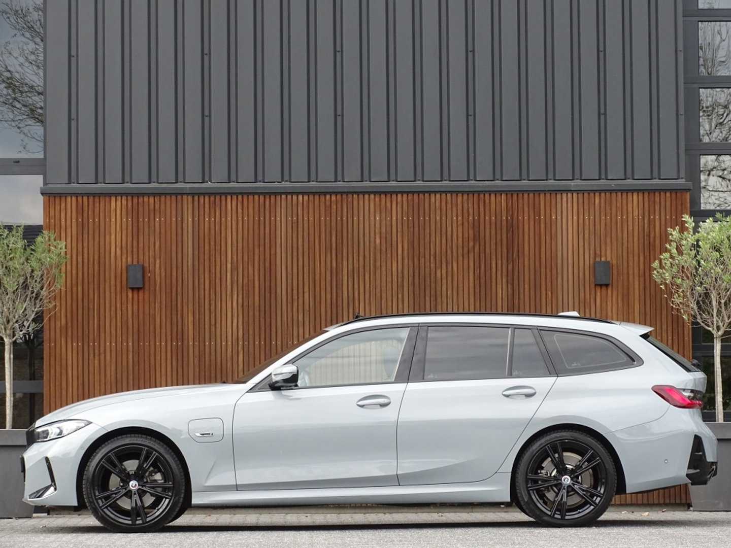 BMW 3 Serie Touring 330e 292PK X-Drive M-Sport / Brooklyn / 2022 / pano / LED