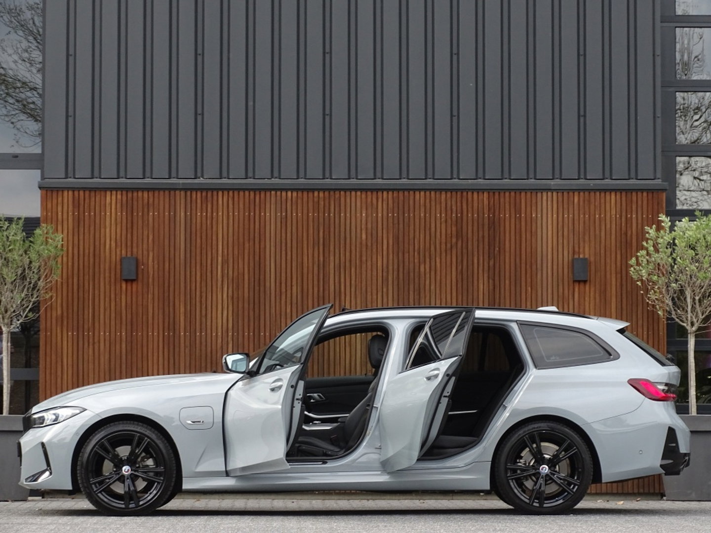 BMW 3 Serie Touring 330e 292PK X-Drive M-Sport / Brooklyn / 2022 / pano / LED