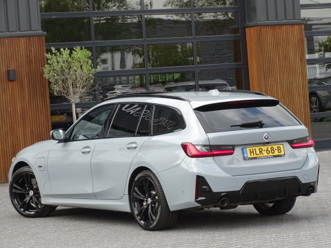 BMW 3 Serie Touring 330e 292PK X-Drive M-Sport / Brooklyn / 2022 / pano / LED