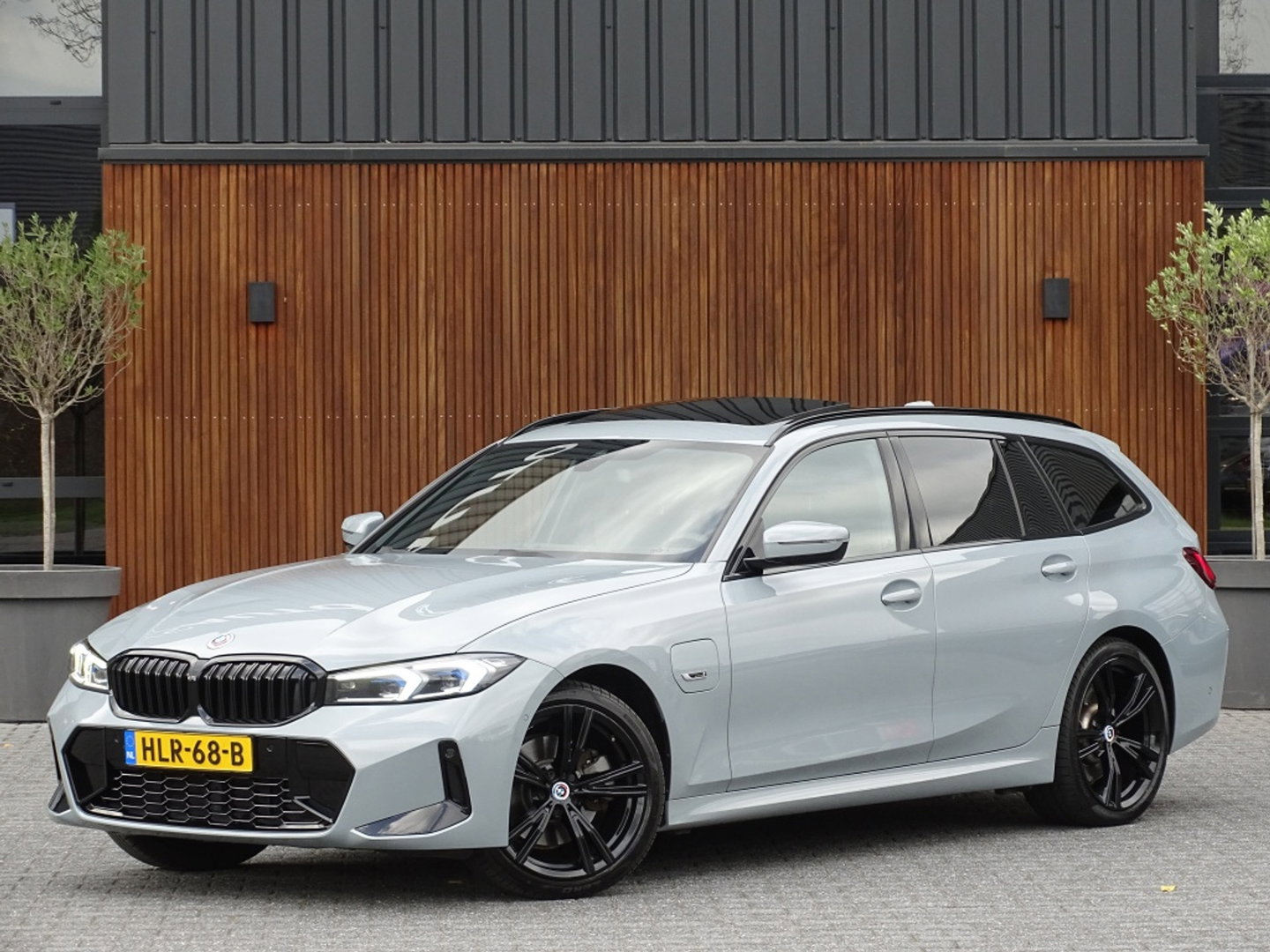 BMW 3 Serie Touring 330e 292PK X-Drive M-Sport / Brooklyn / 2022 / pano / LED
