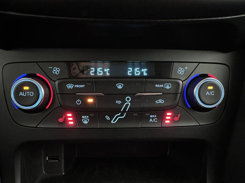 Ford FOCUS Wagon 1.5 TDCI Titanium Aut. *NAVI-FULLMAP | HEATED-COMFORTSEATS | BLIND-SPOT | CAMERA | KEYLESS | PRIVACY-GLASS | ECC | PDC | CRUISE | 17''ALU*