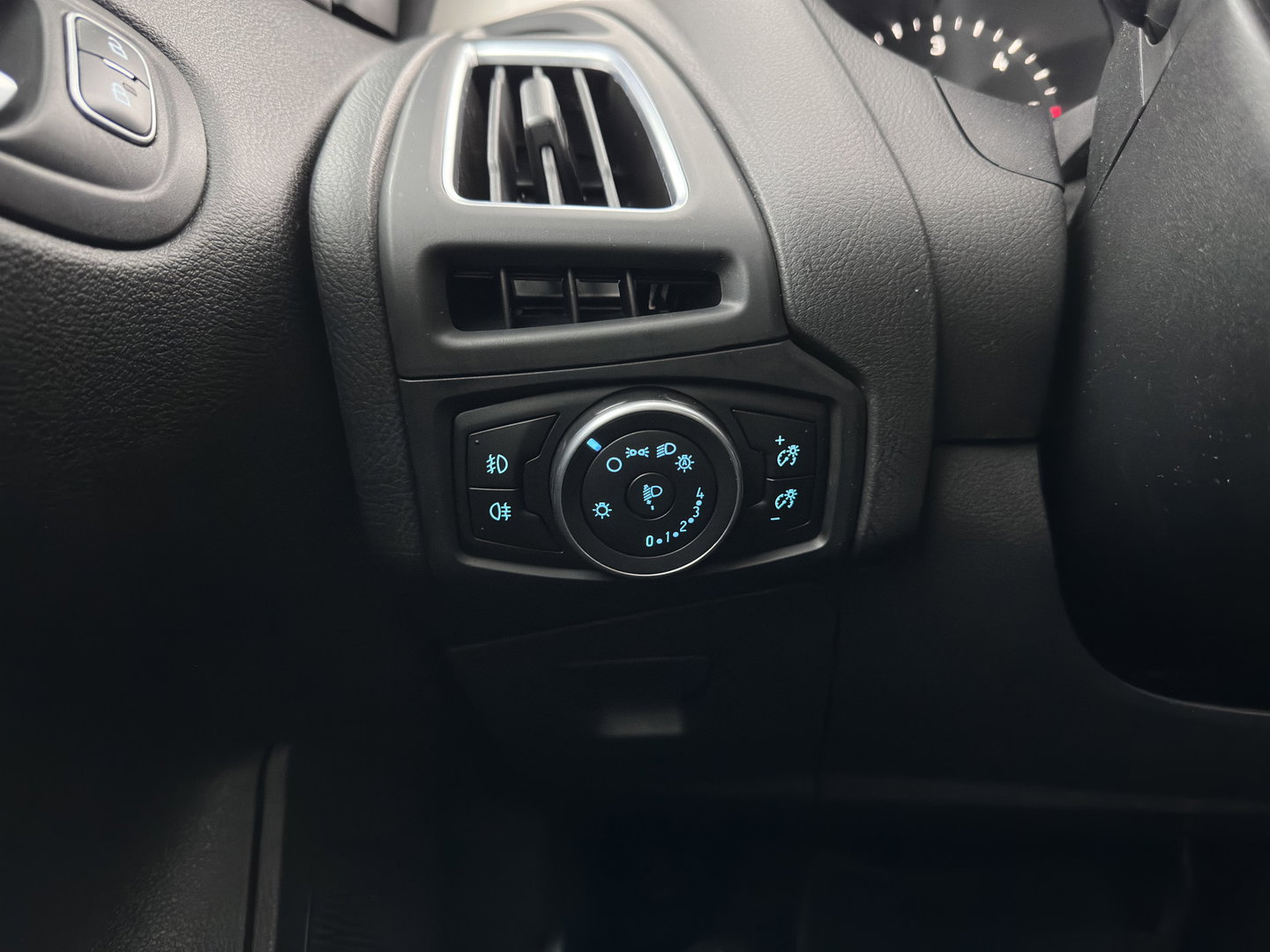 Ford FOCUS Wagon 1.5 TDCI Titanium Aut. *NAVI-FULLMAP | HEATED-COMFORTSEATS | BLIND-SPOT | CAMERA | KEYLESS | PRIVACY-GLASS | ECC | PDC | CRUISE | 17''ALU*