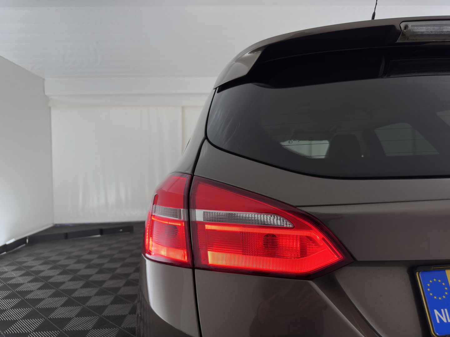 Ford FOCUS Wagon 1.5 TDCI Titanium Aut. *NAVI-FULLMAP | HEATED-COMFORTSEATS | BLIND-SPOT | CAMERA | KEYLESS | PRIVACY-GLASS | ECC | PDC | CRUISE | 17''ALU*