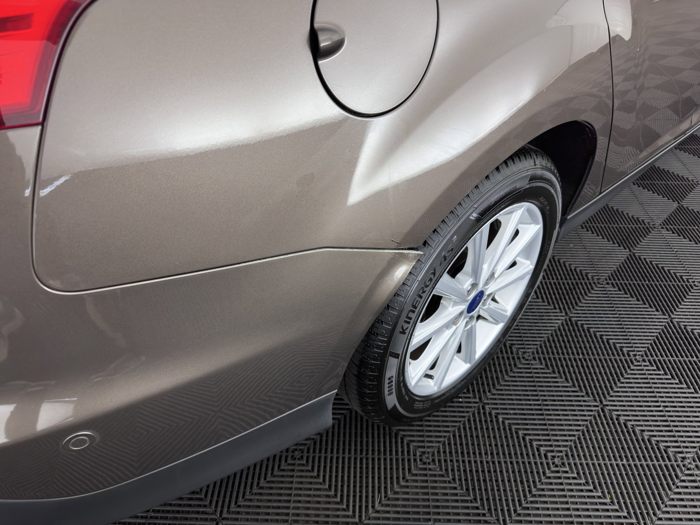 Ford FOCUS Wagon 1.5 TDCI Titanium Aut. *NAVI-FULLMAP | HEATED-COMFORTSEATS | BLIND-SPOT | CAMERA | KEYLESS | PRIVACY-GLASS | ECC | PDC | CRUISE | 17''ALU*