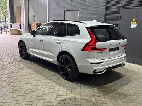 Volvo XC60 T6 Plus Black Edition | Harman/Kardon | Pilot Assist | Panoramadak | 360° Camera | Head-Up | Stoel+Stuurverwarming | 21 Inch