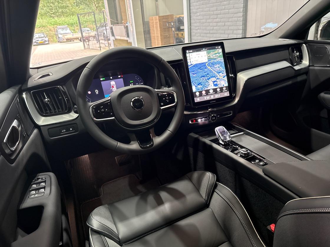 Volvo XC60 T6 Plus Black Edition | Harman/Kardon | Pilot Assist | Panoramadak | 360° Camera | Head-Up | Stoel+Stuurverwarming | 21 Inch
