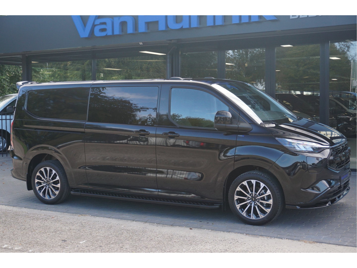 Ford Transit Custom 340L JWR Edition DC Elektrisch 71 kWh / 218 PK Apple CP/ Android A Camera, 19" LM, Cruise, LED NR.