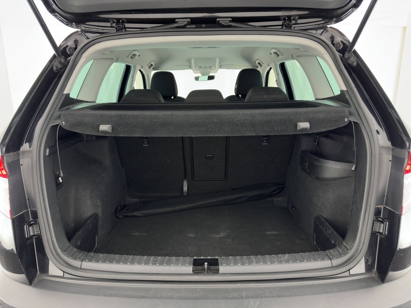 Škoda Karoq 1.6 TDI Style Business (INCL.BTW) Aut. *FULL-LED | NAVI-FULLMAP | ADAPTIVE-CRUISE | HEATED-COMFORTSEATS | KEYLESS | PRIVACY-GLASS | AMBIENT-LIGHT | DAB+ | ECC | PDC | 18''ALU*