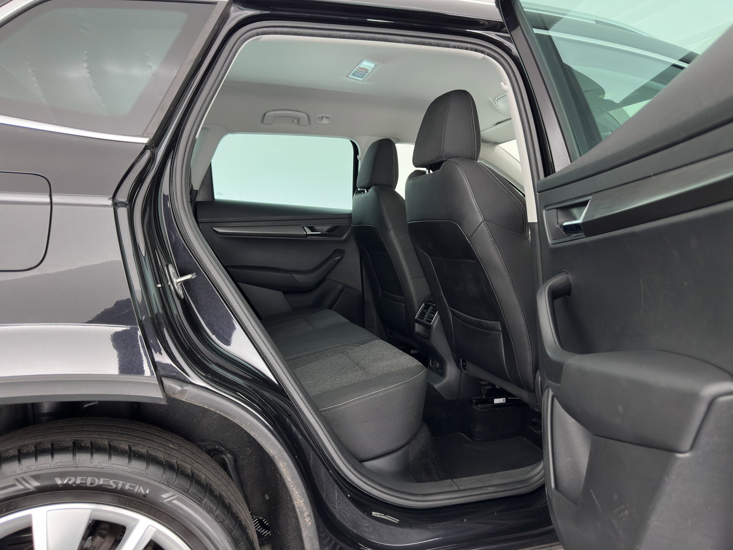 Škoda Karoq 1.6 TDI Style Business (INCL.BTW) Aut. *FULL-LED | NAVI-FULLMAP | ADAPTIVE-CRUISE | HEATED-COMFORTSEATS | KEYLESS | PRIVACY-GLASS | AMBIENT-LIGHT | DAB+ | ECC | PDC | 18''ALU*