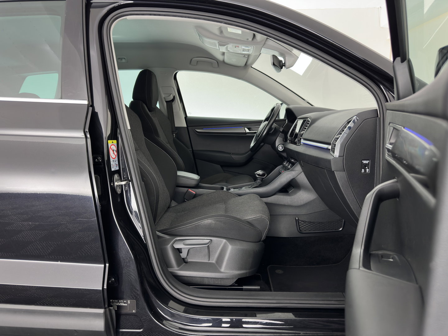 Škoda Karoq 1.6 TDI Style Business (INCL.BTW) Aut. *FULL-LED | NAVI-FULLMAP | ADAPTIVE-CRUISE | HEATED-COMFORTSEATS | KEYLESS | PRIVACY-GLASS | AMBIENT-LIGHT | DAB+ | ECC | PDC | 18''ALU*
