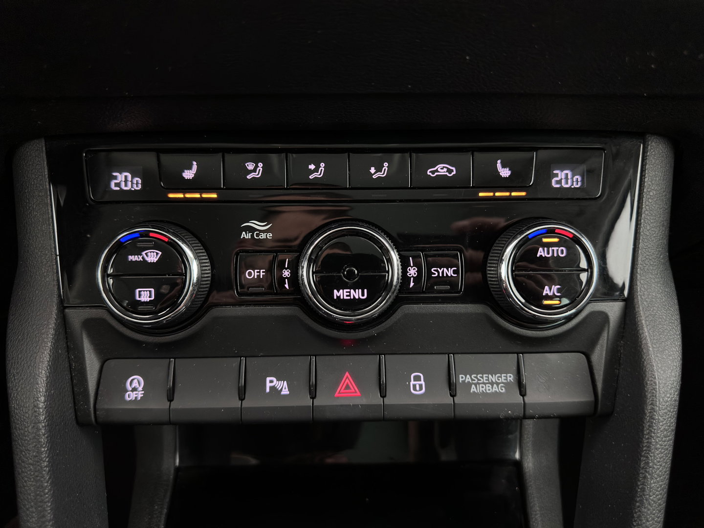 Škoda Karoq 1.6 TDI Style Business (INCL.BTW) Aut. *FULL-LED | NAVI-FULLMAP | ADAPTIVE-CRUISE | HEATED-COMFORTSEATS | KEYLESS | PRIVACY-GLASS | AMBIENT-LIGHT | DAB+ | ECC | PDC | 18''ALU*
