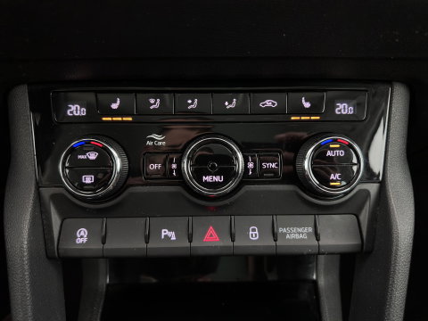Škoda Karoq 1.6 TDI Style Business (INCL.BTW) Aut. *FULL-LED | NAVI-FULLMAP | ADAPTIVE-CRUISE | HEATED-COMFORTSEATS | KEYLESS | PRIVACY-GLASS | AMBIENT-LIGHT | DAB+ | ECC | PDC | 18''ALU*