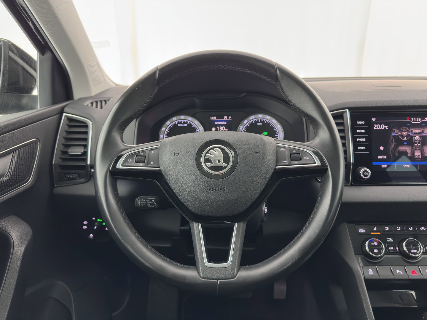 Škoda Karoq 1.6 TDI Style Business (INCL.BTW) Aut. *FULL-LED | NAVI-FULLMAP | ADAPTIVE-CRUISE | HEATED-COMFORTSEATS | KEYLESS | PRIVACY-GLASS | AMBIENT-LIGHT | DAB+ | ECC | PDC | 18''ALU*
