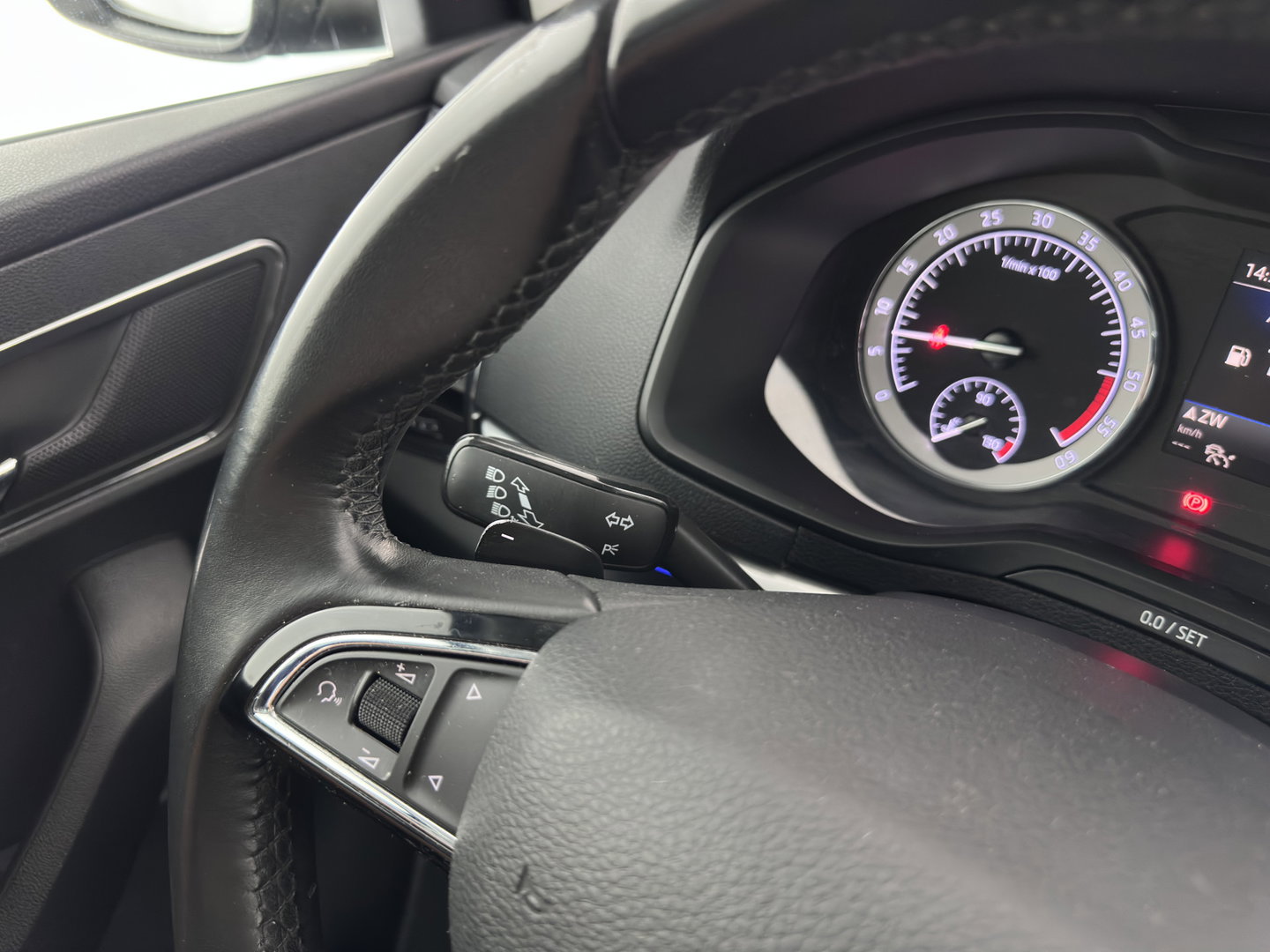 Škoda Karoq 1.6 TDI Style Business (INCL.BTW) Aut. *FULL-LED | NAVI-FULLMAP | ADAPTIVE-CRUISE | HEATED-COMFORTSEATS | KEYLESS | PRIVACY-GLASS | AMBIENT-LIGHT | DAB+ | ECC | PDC | 18''ALU*