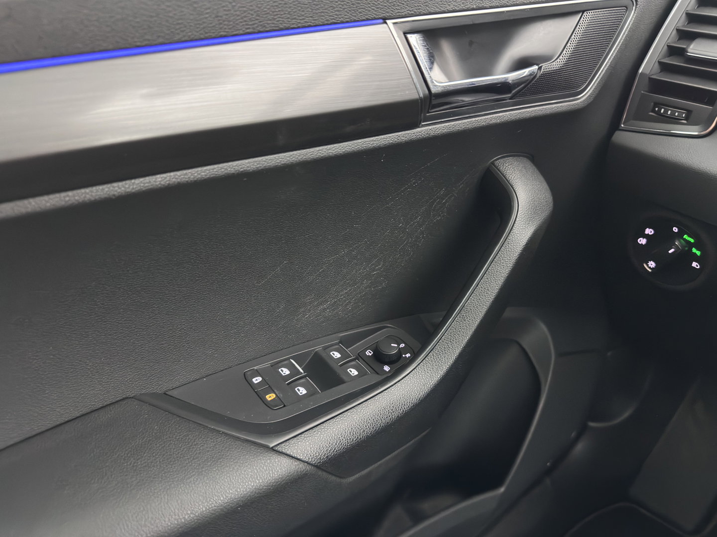 Škoda Karoq 1.6 TDI Style Business (INCL.BTW) Aut. *FULL-LED | NAVI-FULLMAP | ADAPTIVE-CRUISE | HEATED-COMFORTSEATS | KEYLESS | PRIVACY-GLASS | AMBIENT-LIGHT | DAB+ | ECC | PDC | 18''ALU*